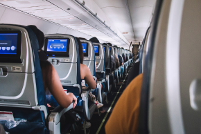 機内