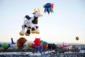 ユニークなキャラクターや動物の形をしたスペシャルシェイプ気球が大空を彩るイベント風景(イメージ)