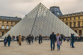 パリ　ルーブル美術館