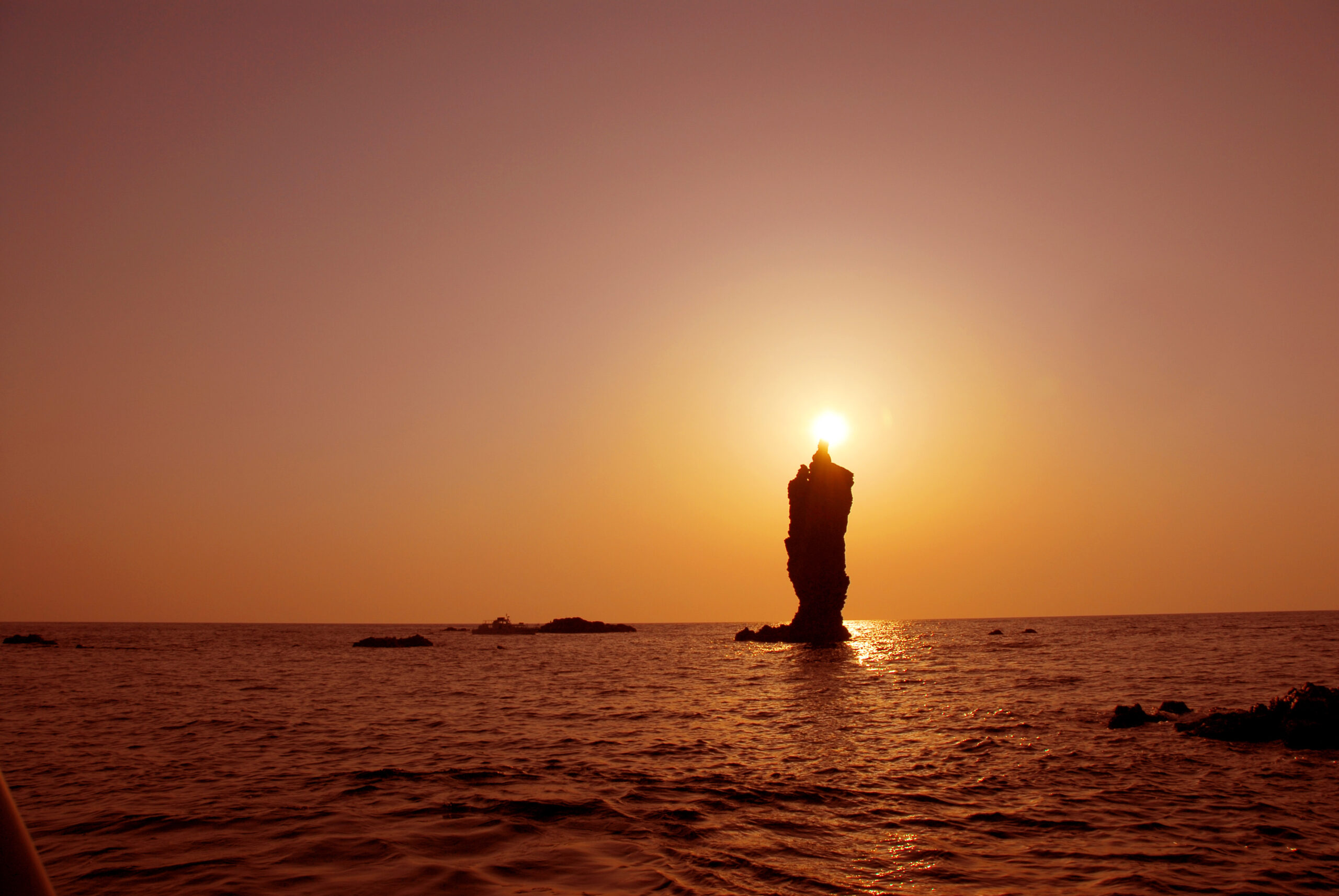 海に沈む美しく神秘的な夕日の風景