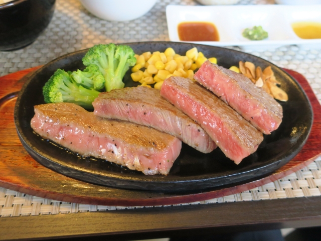 豊かな甘みとサシが美しい極上高千穂牛ステーキ