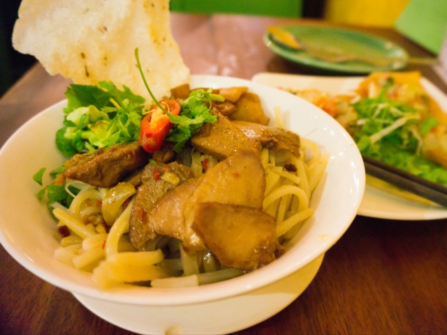 ホイアン名物麺料理　カオラウ