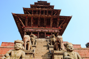 ニャタポラ寺院