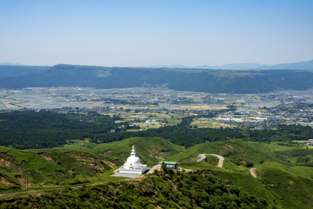 仙酔峡より阿蘇・内牧の街並み