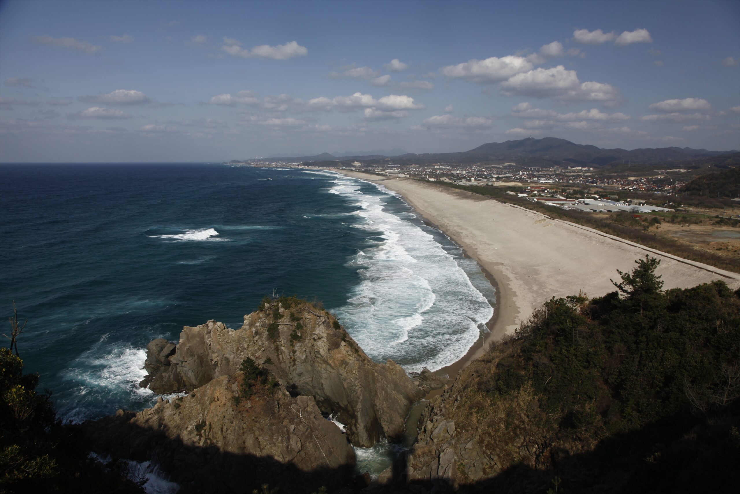 青い海と海岸線が続く爽快な景色