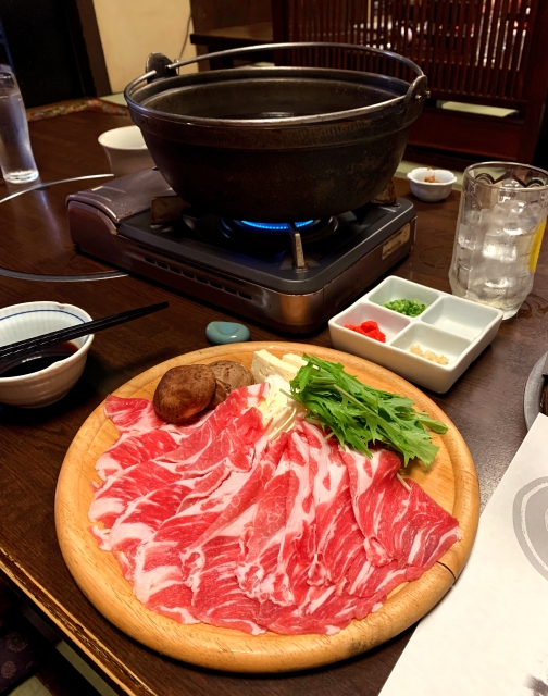 出汁でさっとくぐらせる極上かごしま黒豚しゃぶしゃぶ