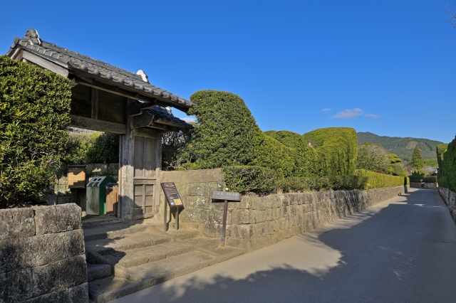 生垣と石垣の美しい通りが続く「薩摩の小京都」・知覧武家屋敷群/鹿児島県南九州市)