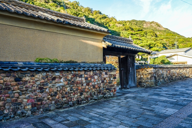 登り窯の廃材（トンバイ）を再利用した赤土の塀が続く風情ある小径／佐賀県有田町）