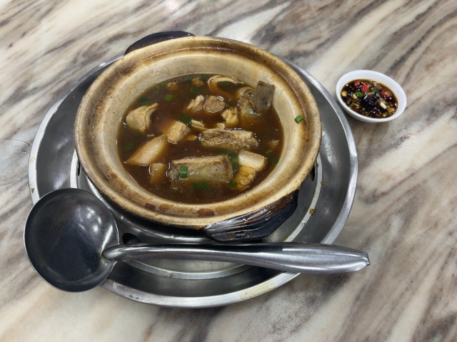 土鍋でグツグツと煮込まれた滋味深い肉骨茶