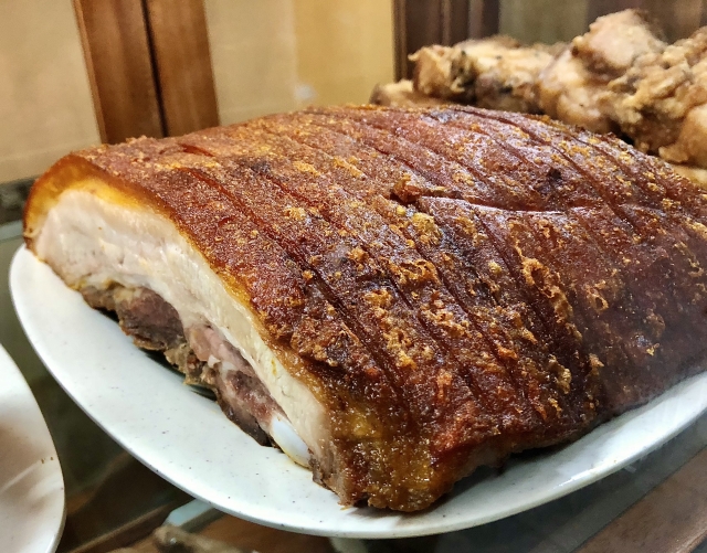 香ばしく焼き上がった皮が絶品の伝統名物レチョン