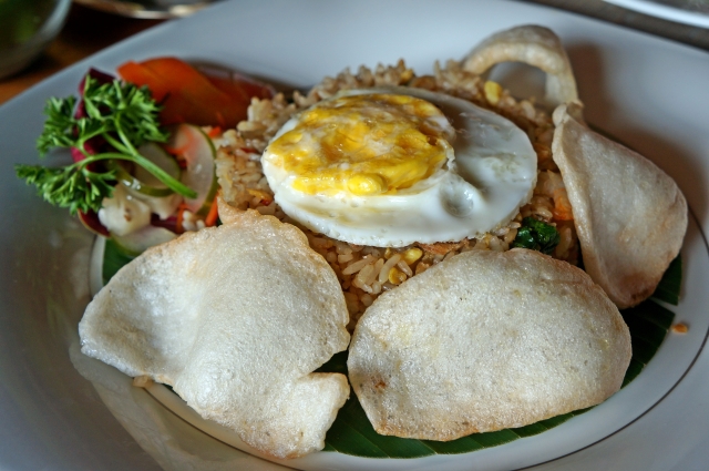 香ばしいサンバルと目玉焼きが乗った極上ナシゴレン