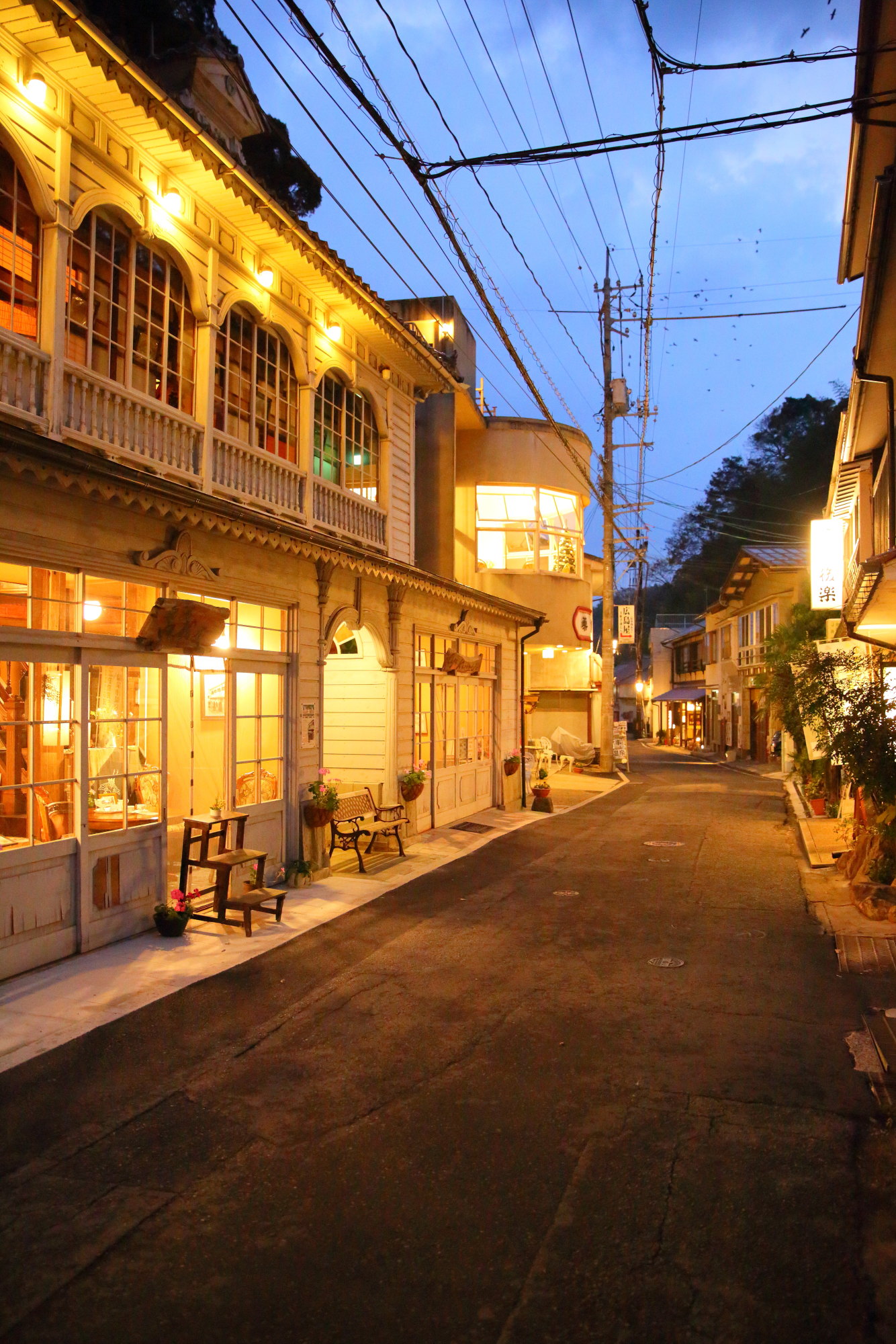 レトロな木造建築が残る温泉街の風景