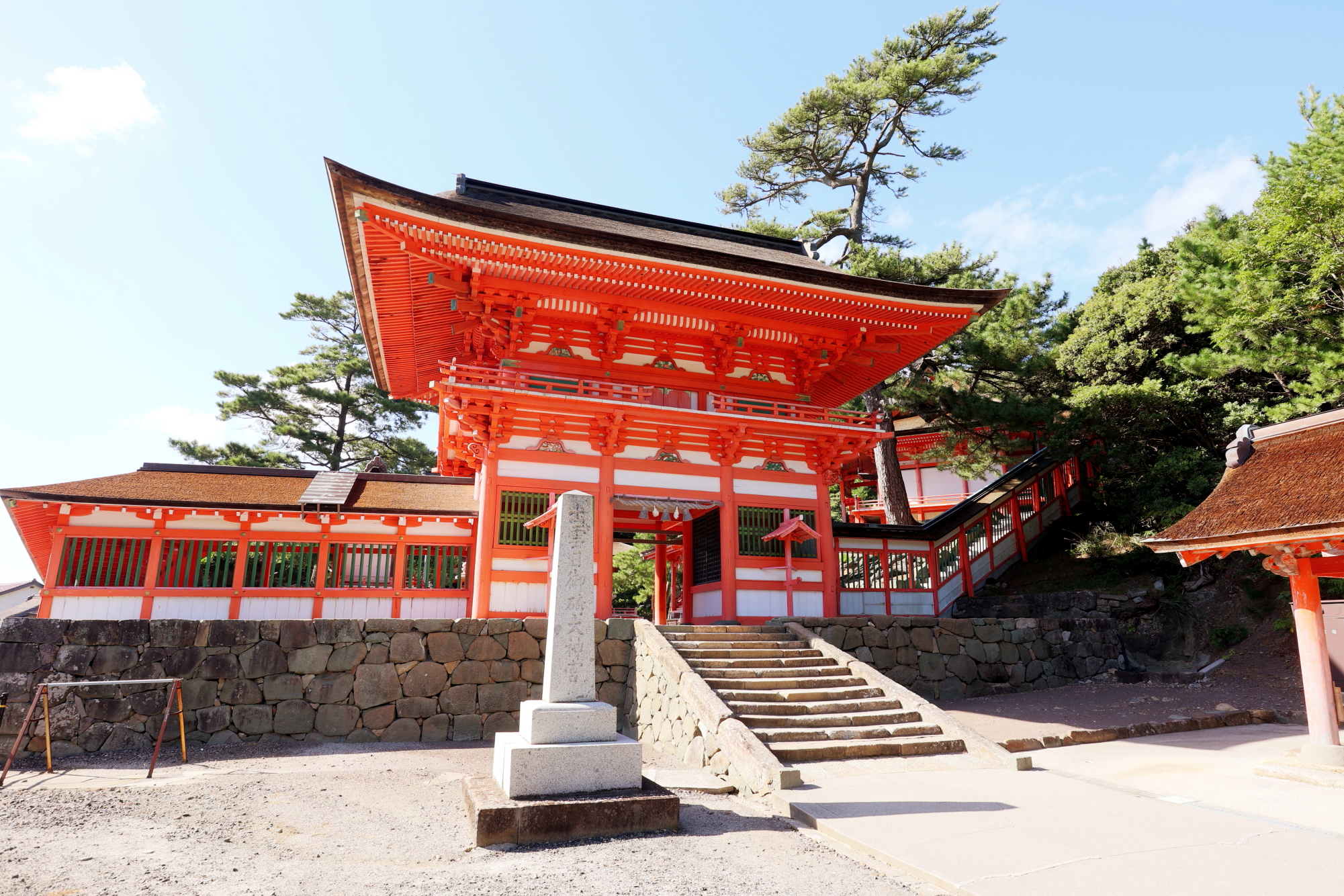朱塗りの美しい日本の神社建築