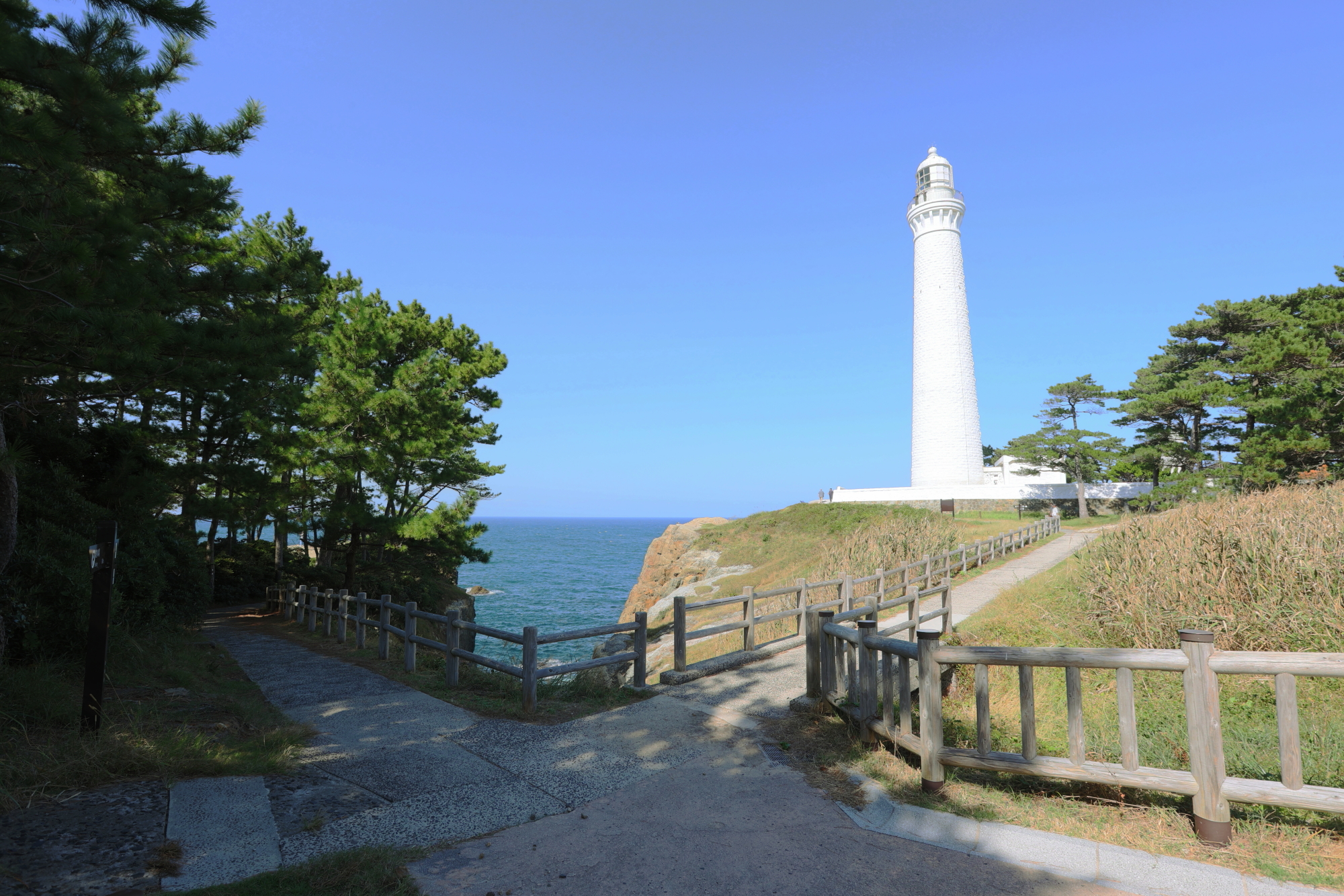 海岸沿いにそびえる白亜の美しい灯台