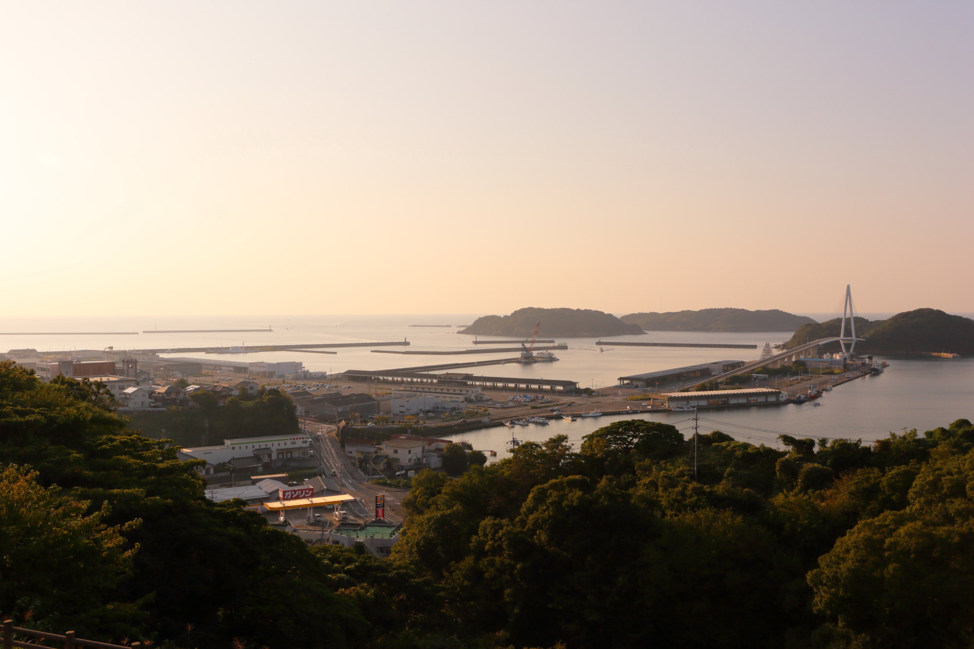 山あいに湯煙が立ち上る日本の温泉