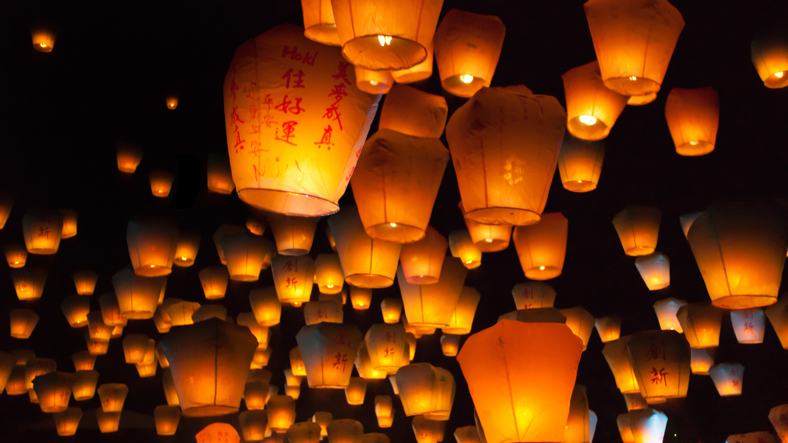 台湾 夜の灯篭上げ