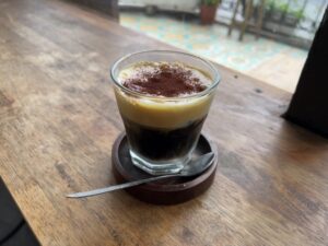 ベトナムハノイ、喫茶店のエッグコーヒー