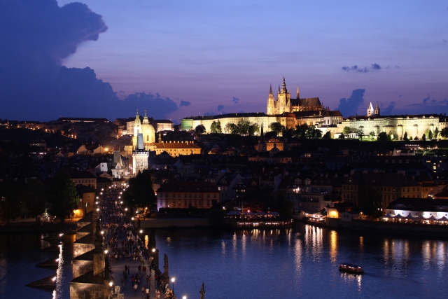 チェコ　プラハのカレル橋とプラハ城の夜景