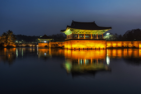 東宮と月池
