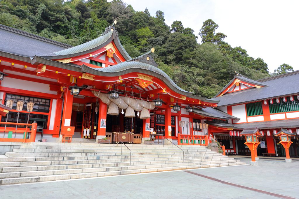 約1,000本の朱色の鳥居が続く太皷谷稲成神社