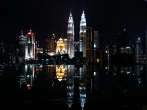 マレーシア・水面に映るクアラルンプールの夜景とツインタワー